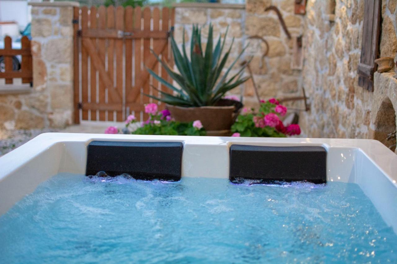 Pamelas House With Jacuzzi Kíssamos Exteriör bild