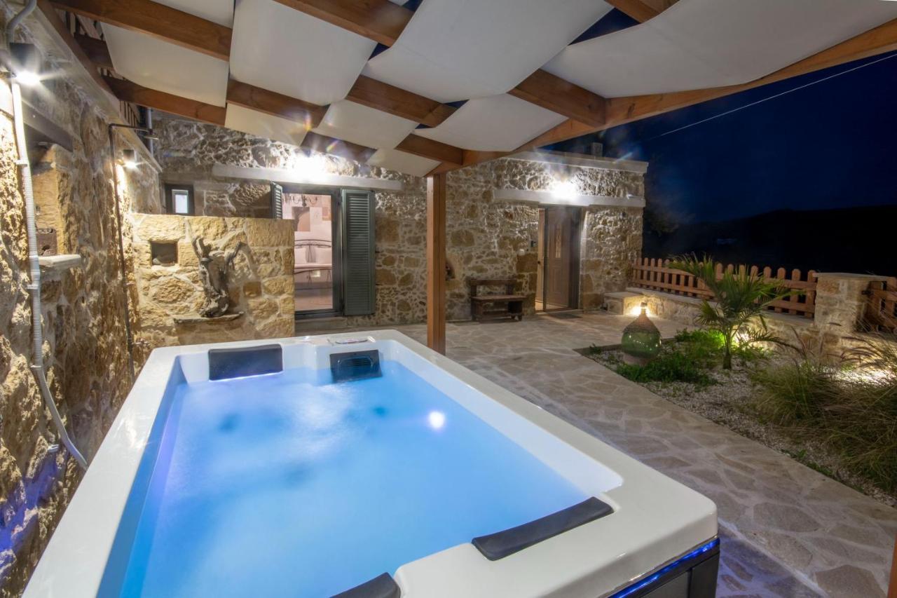 Pamelas House With Jacuzzi Kíssamos Exteriör bild